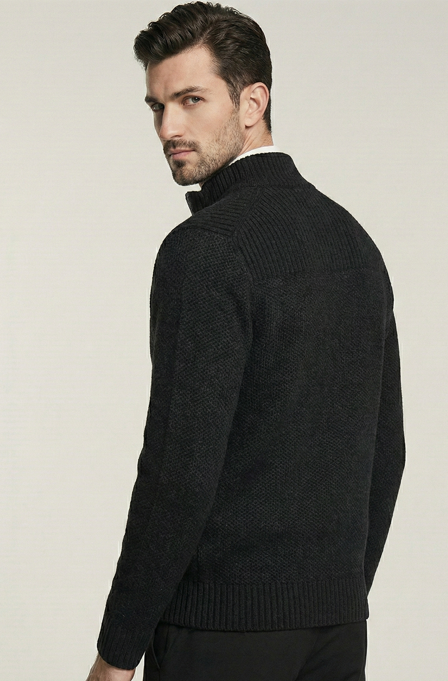 Stickad Jacka med Hög Krage och Geometriskt Mönster | Oskar – Charcoal Svart