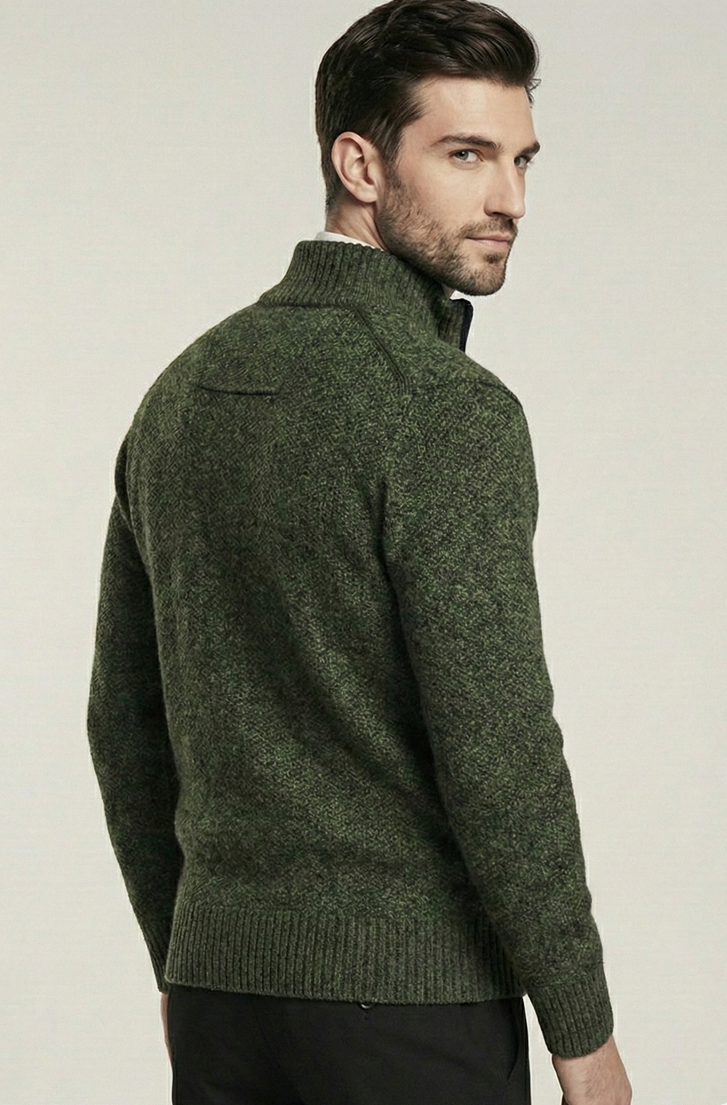 Stickad Jacka med Hög Krage och Geometriskt Mönster | Emil – Mörkgrön